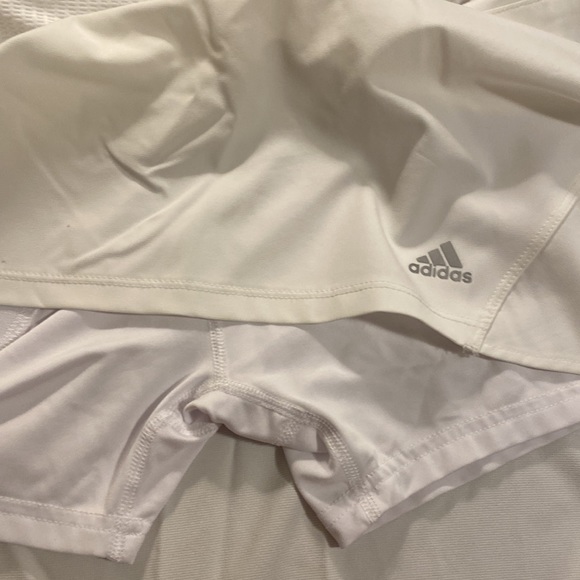 NWT Adidas white golf skort (shorts attached) 2 front pockets, 1 back pocket - Picture 3 of 8